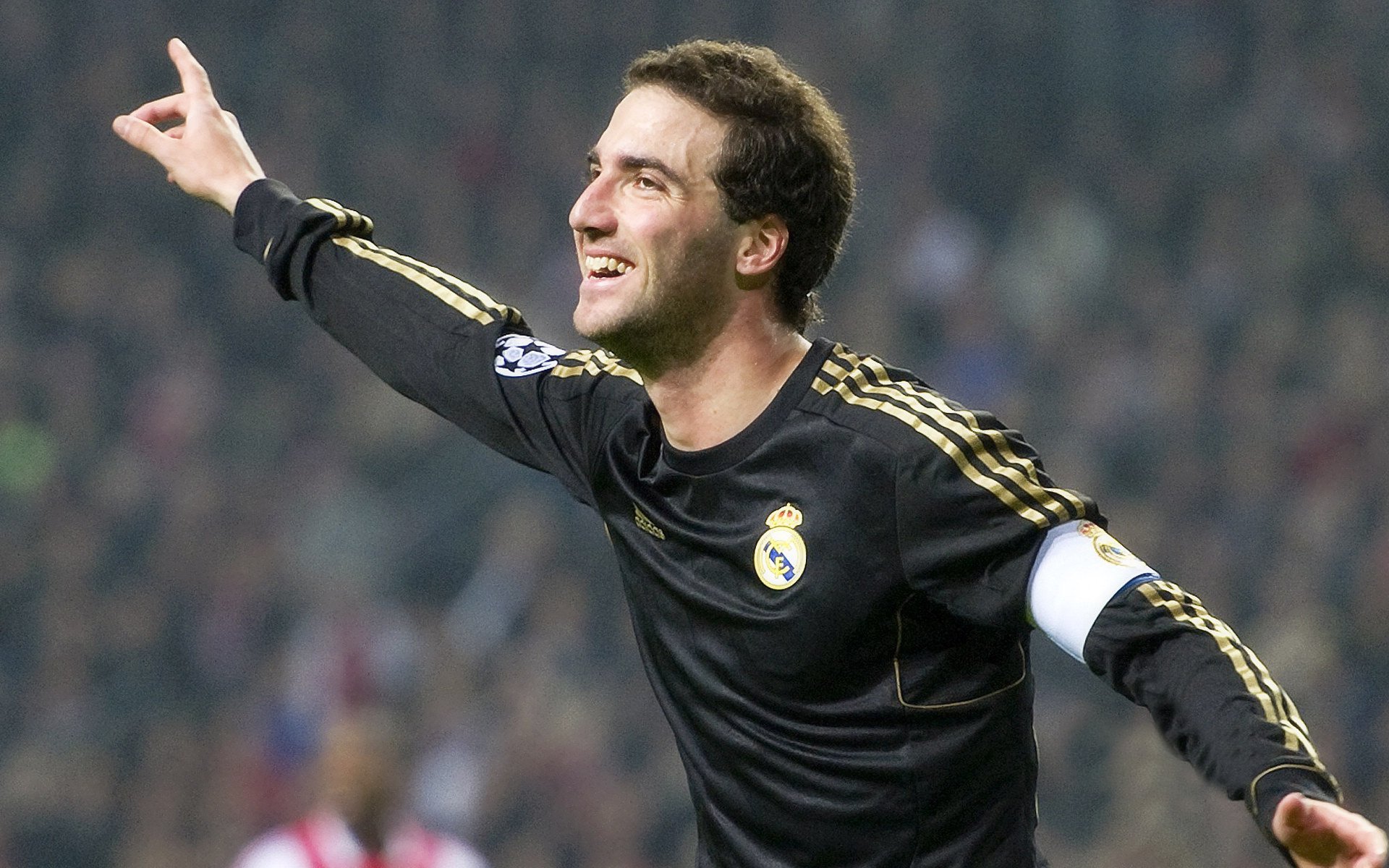 球迷用行动支持主队自发组织远征团形成壮观观赛画面