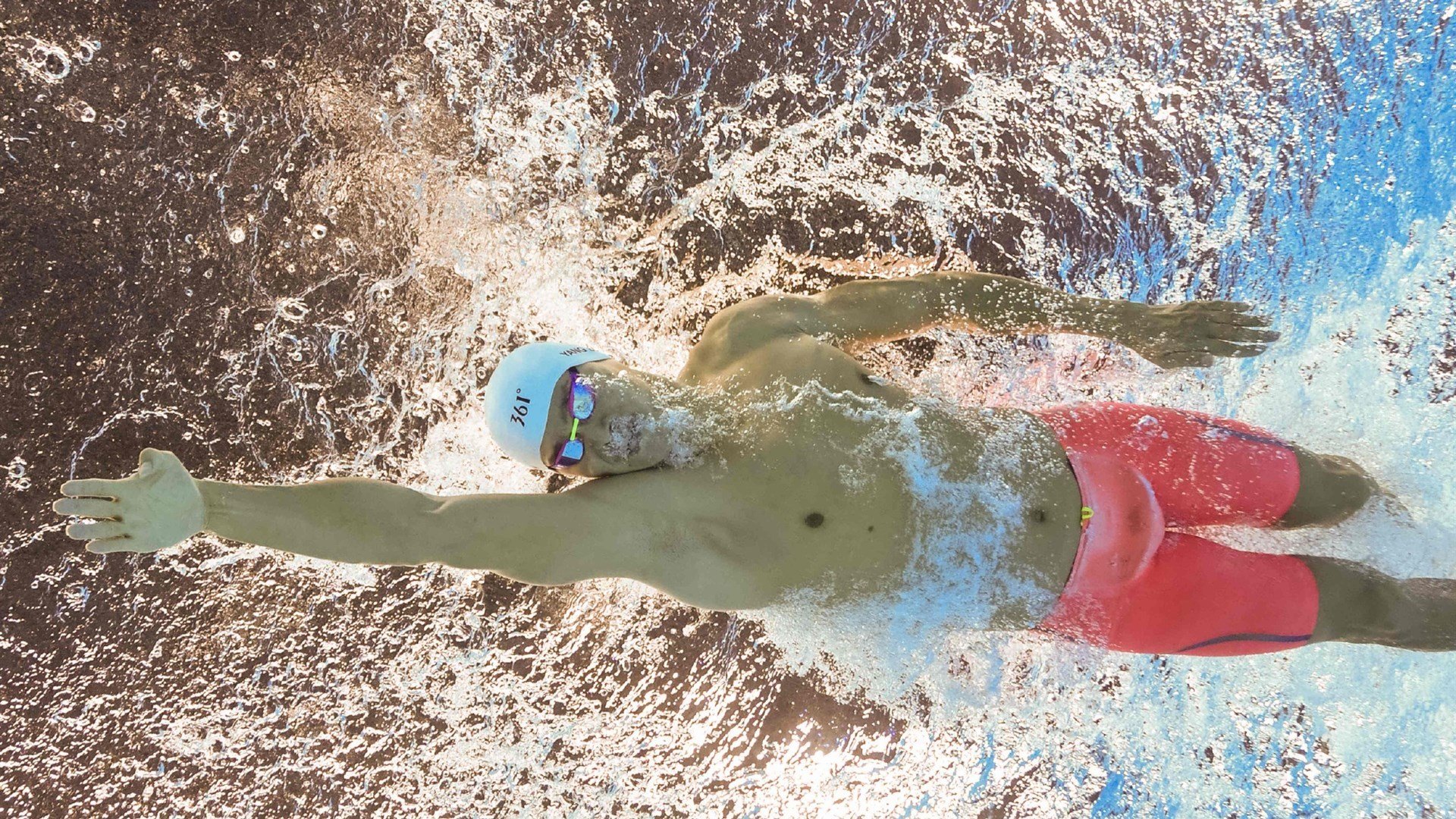 爱游戏体育娱乐-自由泳接力吉尔吉斯斯坦团队配合出色，吉尔吉斯斯坦 举重